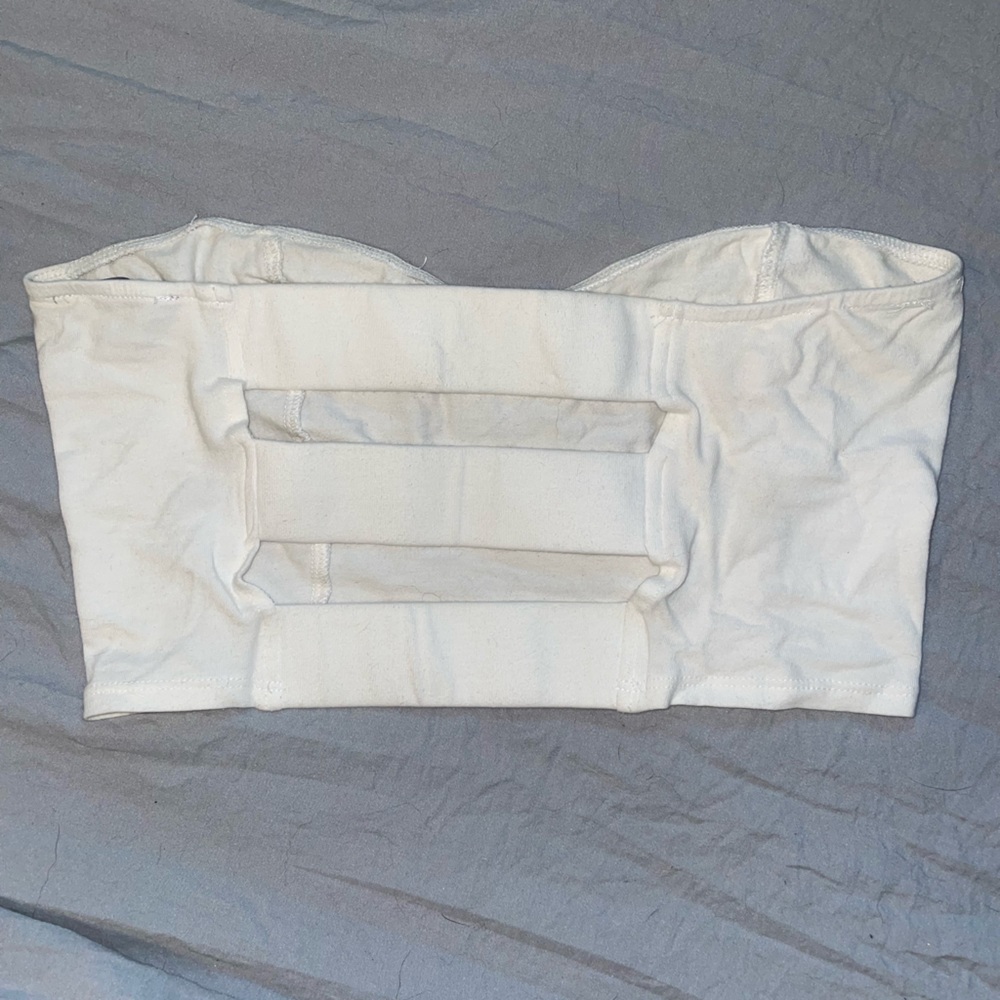 Open back, cropped bandeau